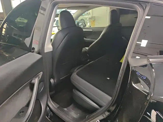 Tesla Model Y — Фото автомобиля 11