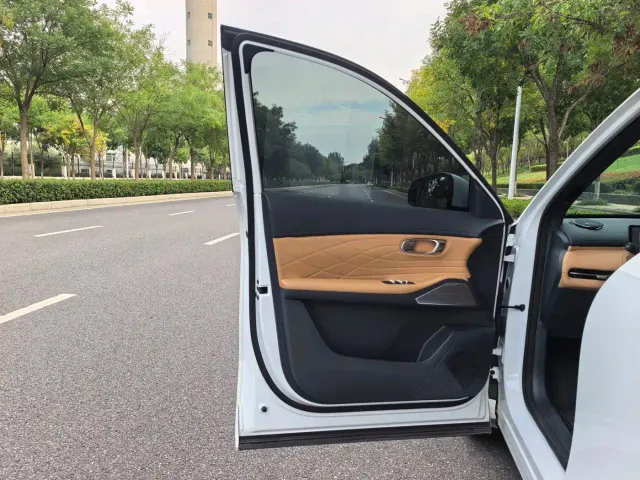 Geely Galaxy Starship 7 EM-i — Фото автомобиля 10