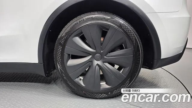 Tesla Model Y — Фото автомобиля 21