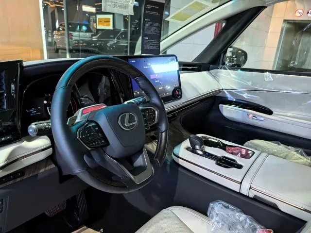 Lexus LM — Фото автомобиля 6