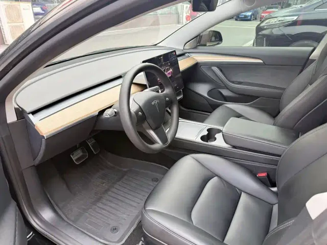 Tesla Model 3 — Фото автомобиля 12
