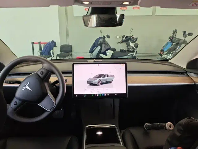 Tesla Model 3 — Фото автомобиля 3