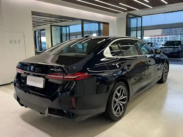 BMW i5 — Фото автомобиля 6