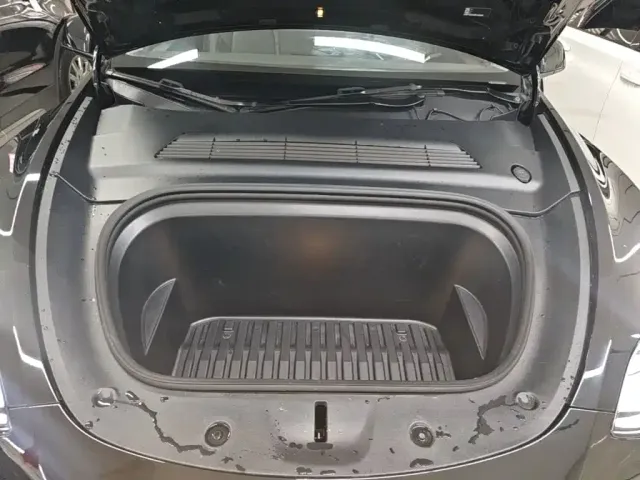 Tesla Model Y — Фото автомобиля 19
