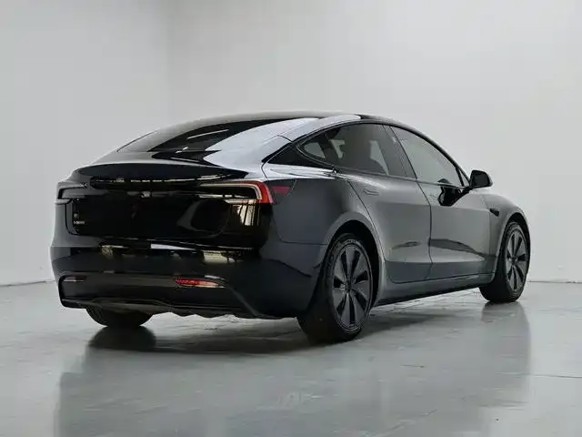 Tesla Model 3 — Фото автомобиля 8