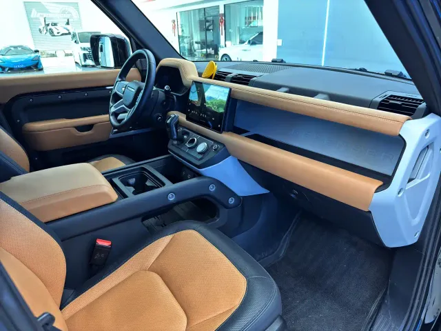 Land Rover Defender — Фото автомобиля 12