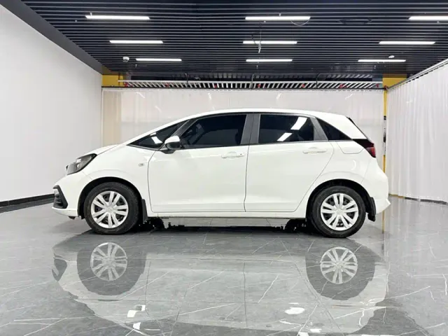 Honda Fit — Фото автомобиля 3