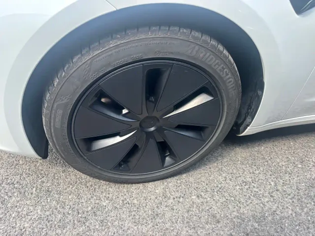 Tesla Model 3 — Фото автомобиля 3