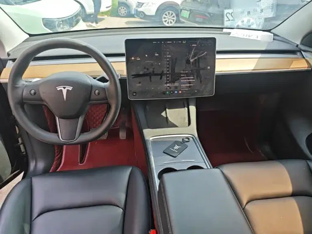 Tesla Model Y — Фото автомобиля 9