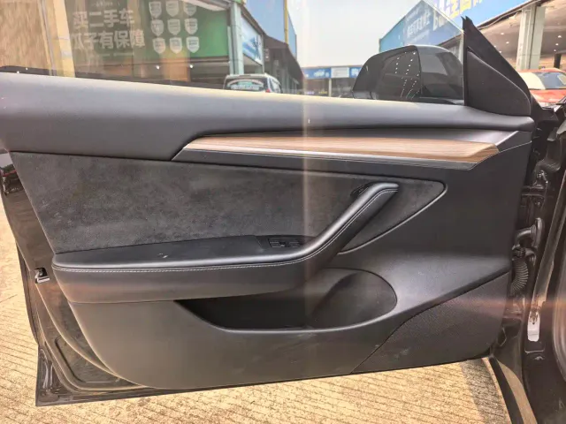 Tesla Model 3 — Фото автомобиля 6