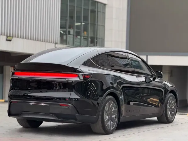 Tesla Model Y L — Фото автомобиля 8