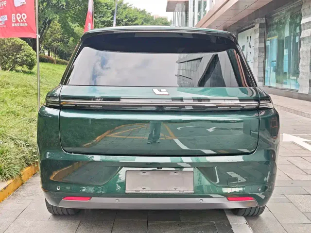 Li Auto L8 — Фото автомобиля 4