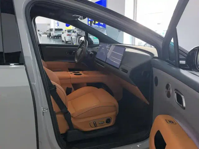 Li Auto i8 — Фото автомобиля 8