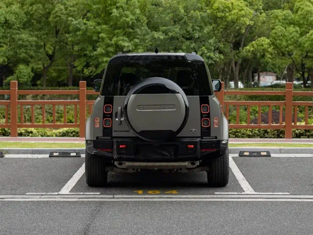 Land Rover Defender — Фото автомобиля 5