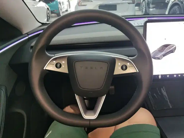Tesla Model 3 — Фото автомобиля 10