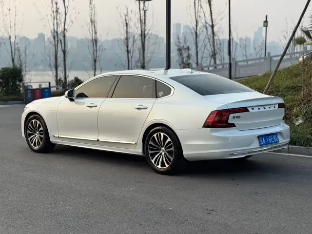 Volvo S90 — Фото автомобиля 4