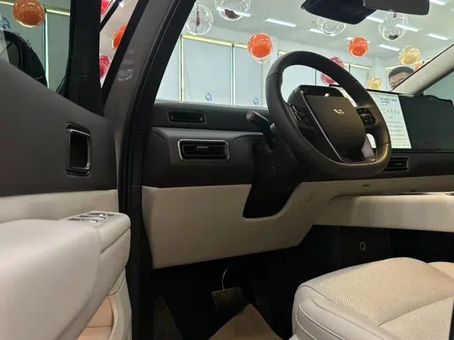 Li Auto MEGA — Фото автомобиля 6