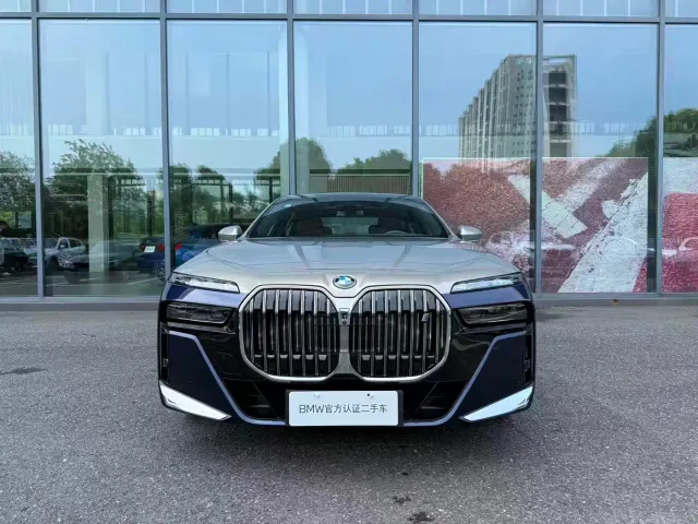 BMW i7 — Фото автомобиля 2