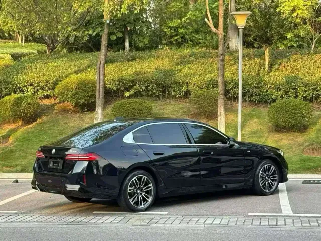 BMW 5 Series — Фото автомобиля 8