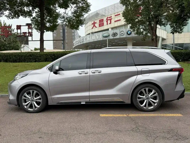 Toyota Sienna — Фото автомобиля 3