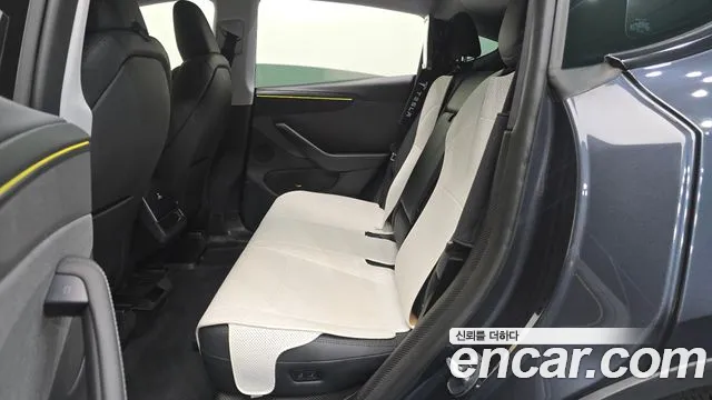Tesla Model Y — Фото автомобиля 12