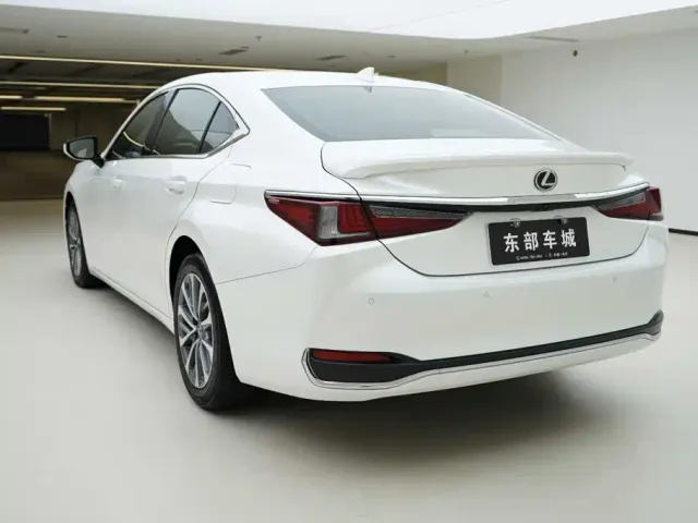 Lexus ES — Фото автомобиля 4