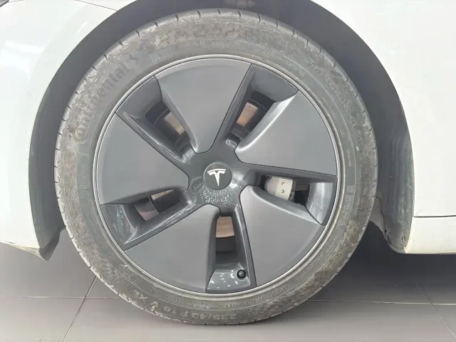 Tesla Model 3 — Фото автомобиля 10