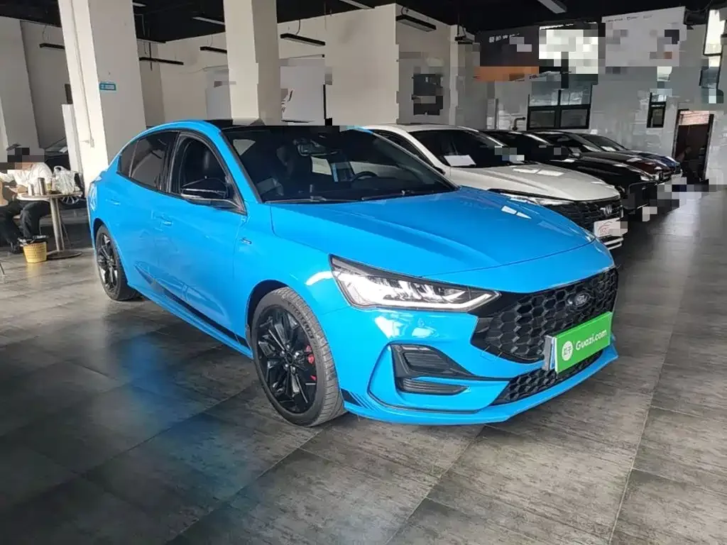Ford Focus 2022 Sedan EcoBoost 180 Automatic S Version — Фото автомобиля 3