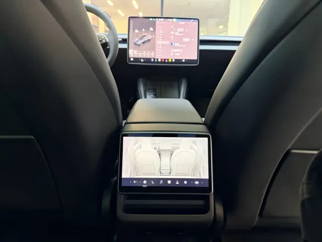 Tesla Model 3 — Фото автомобиля 18