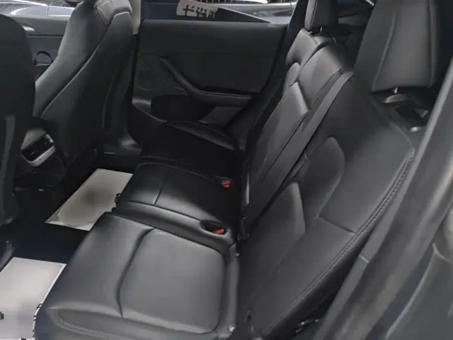 Tesla Model Y — Фото автомобиля 16