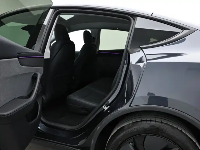 Tesla Model Y — Фото автомобиля 13