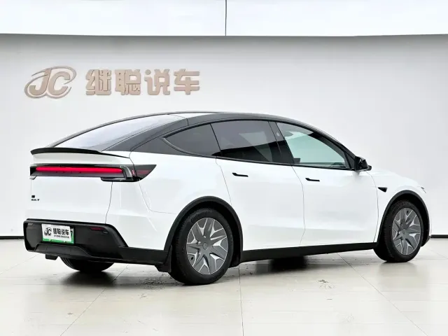 Tesla Model Y L — Фото автомобиля 3