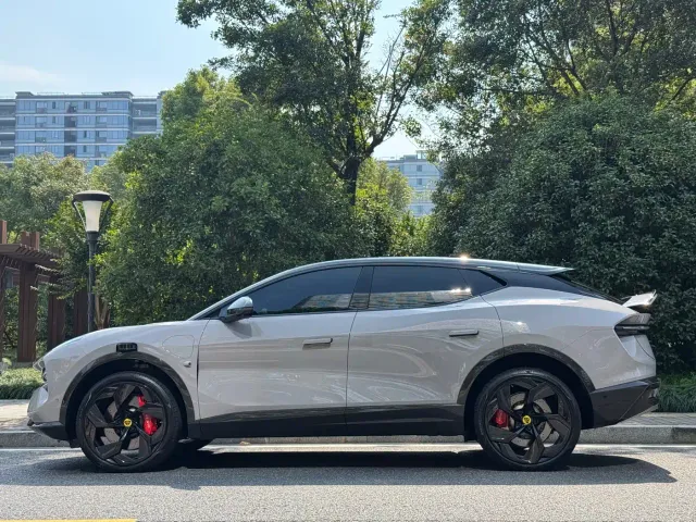 Lotus Eletre — Фото автомобиля 4