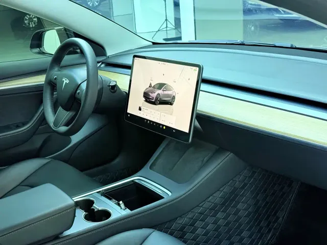Tesla Model 3 — Фото автомобиля 6