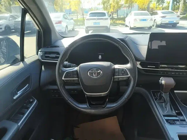 Toyota Sienna — Фото автомобиля 10