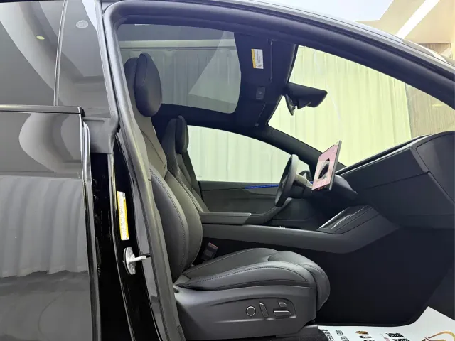 Tesla Model Y L — Фото автомобиля 11