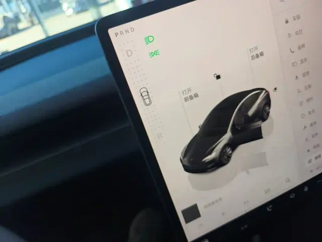 Tesla Model 3 — Фото автомобиля 13