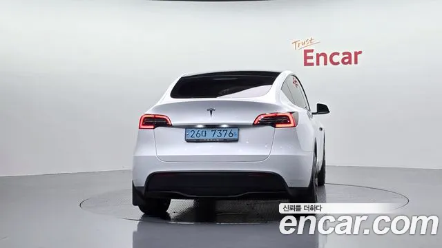 Tesla Model Y — Фото автомобиля 3