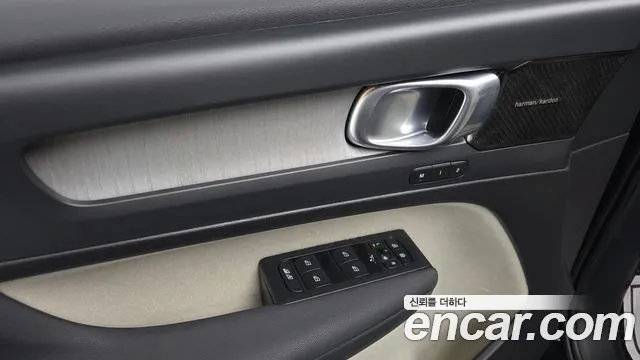 Вольво XC40 B4 Ultimate Bright — Фото автомобиля 13