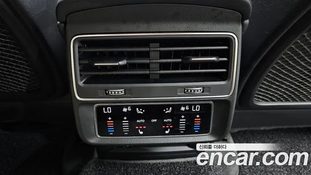 Audi Q8 55 TFSI quattro Premium — Фото автомобиля 17
