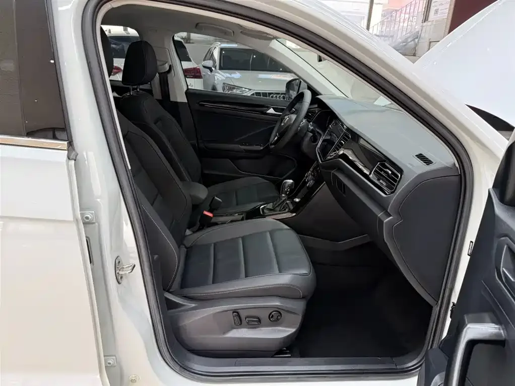 Volkswagen Volkswagen T-ROC 2022 280TSI DSG 2WD Comfort PLUS — Фото автомобиля 21
