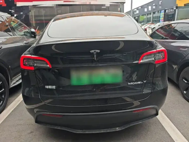 Tesla Model Y — Фото автомобиля 5