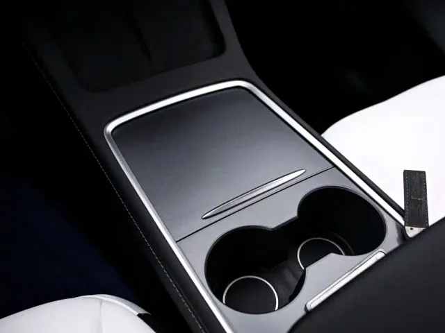 Tesla Model Y — Фото автомобиля 9