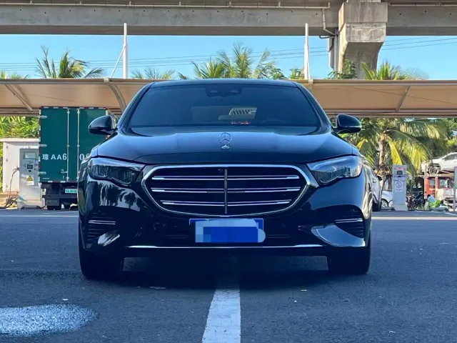 Mercedes-Benz E-Class — Фото автомобиля 2
