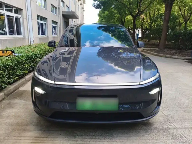 Tesla Model Y L — Фото автомобиля 2