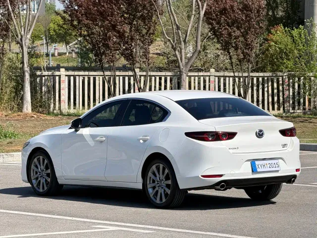 Mazda Axela — Фото автомобиля 21