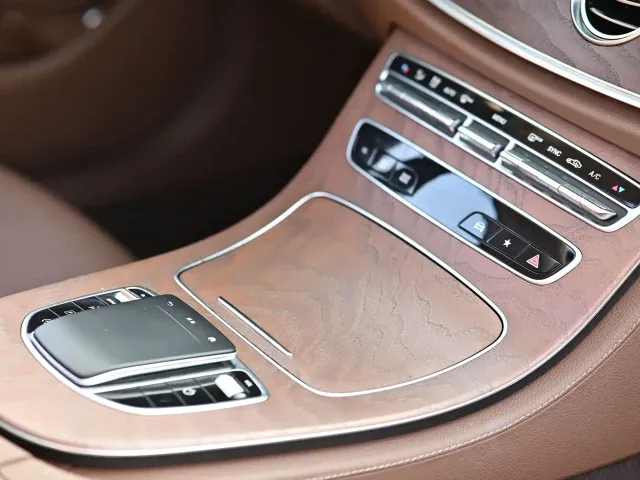 Mercedes-Benz E-Class — Фото автомобиля 10