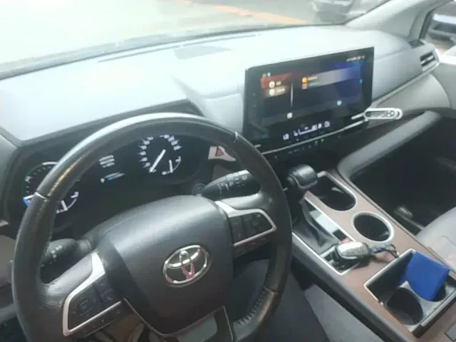 Toyota Sienna — Фото автомобиля 9