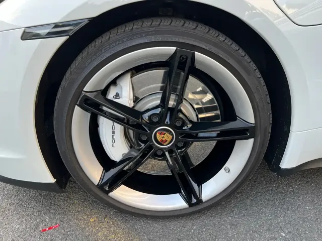 Porsche Taycan — Фото автомобиля 11