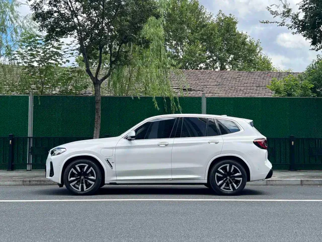 BMW iX3 — Фото автомобиля 8